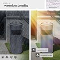 Afbeeldingen die de grijze staande asbak tonen in regenachtig en zonnig weer, met tekst over wind- en weerbestendigheid.