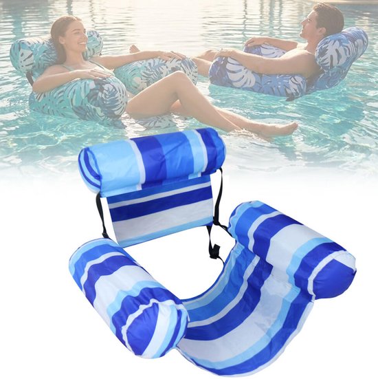 Een koppel ontspant op waterhangmatten met blauw en groen bladermotief in een zwembad. Onderaan ligt een gestreepte blauwe waterhangmat.