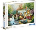 1500-stukjes legpuzzel met een schilderachtig huisje met rieten dak, waterrad en bloeiende struiken.