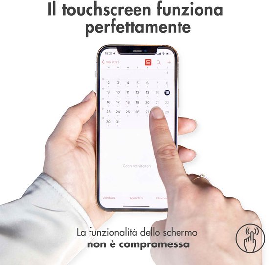 Doigts utilisant un téléphone sur l'application agenda, affichant « mai 2022 ».