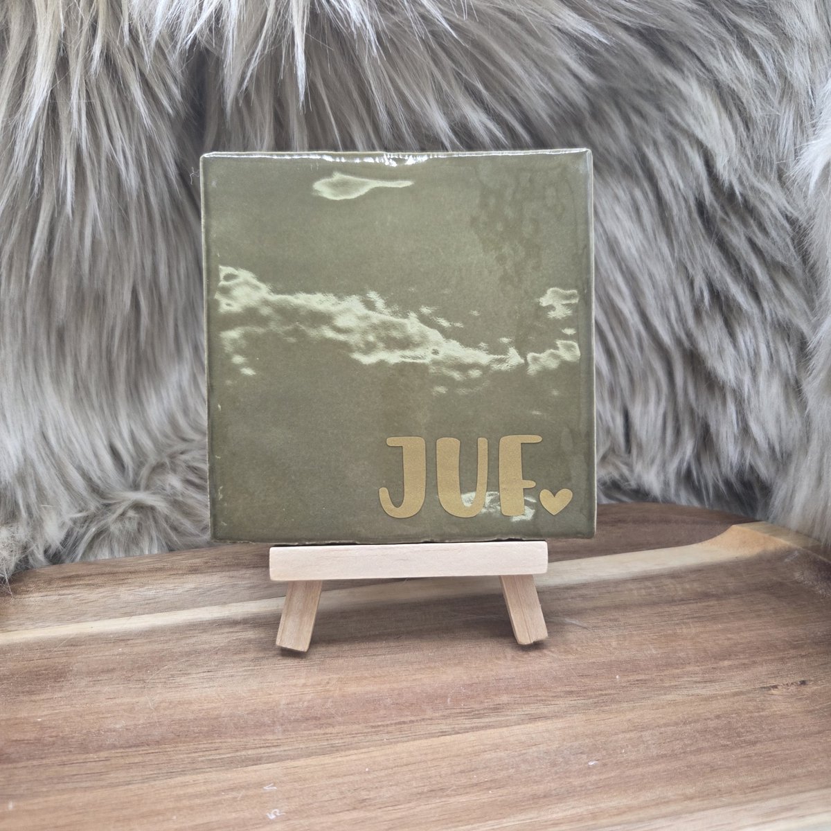 CreaCraft Robuust Wenstegeltje Juf – Cadeau Juffendag – Afscheid Juf – Bedankje – Trendy – Woondecoratie – Cadeautje – Decoratief Tegeltje met Standaard – Cadeau Idee Olijfgroen/Goud