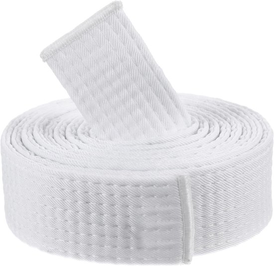 Une ceinture blanche pour arts martiaux, bien enroulée, coutures visibles.