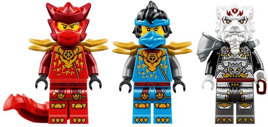Drie NINJAGO actiefiguren: een rode drakenkrijger met staart, een blauwe ninja met zwaard en een witte krijger met hoorns en pantser.