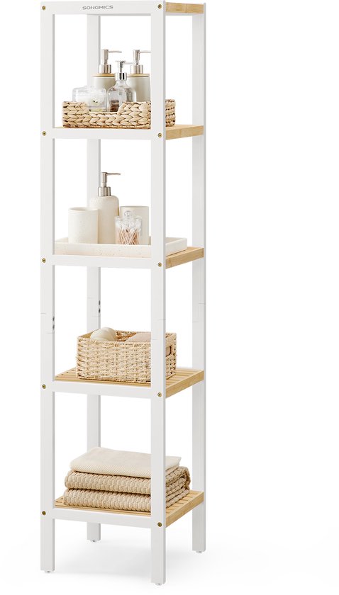 Hoge, smalle witte stellingkast met 5 houten legplanken. Gevuld met handdoeken, manden en dispensers.