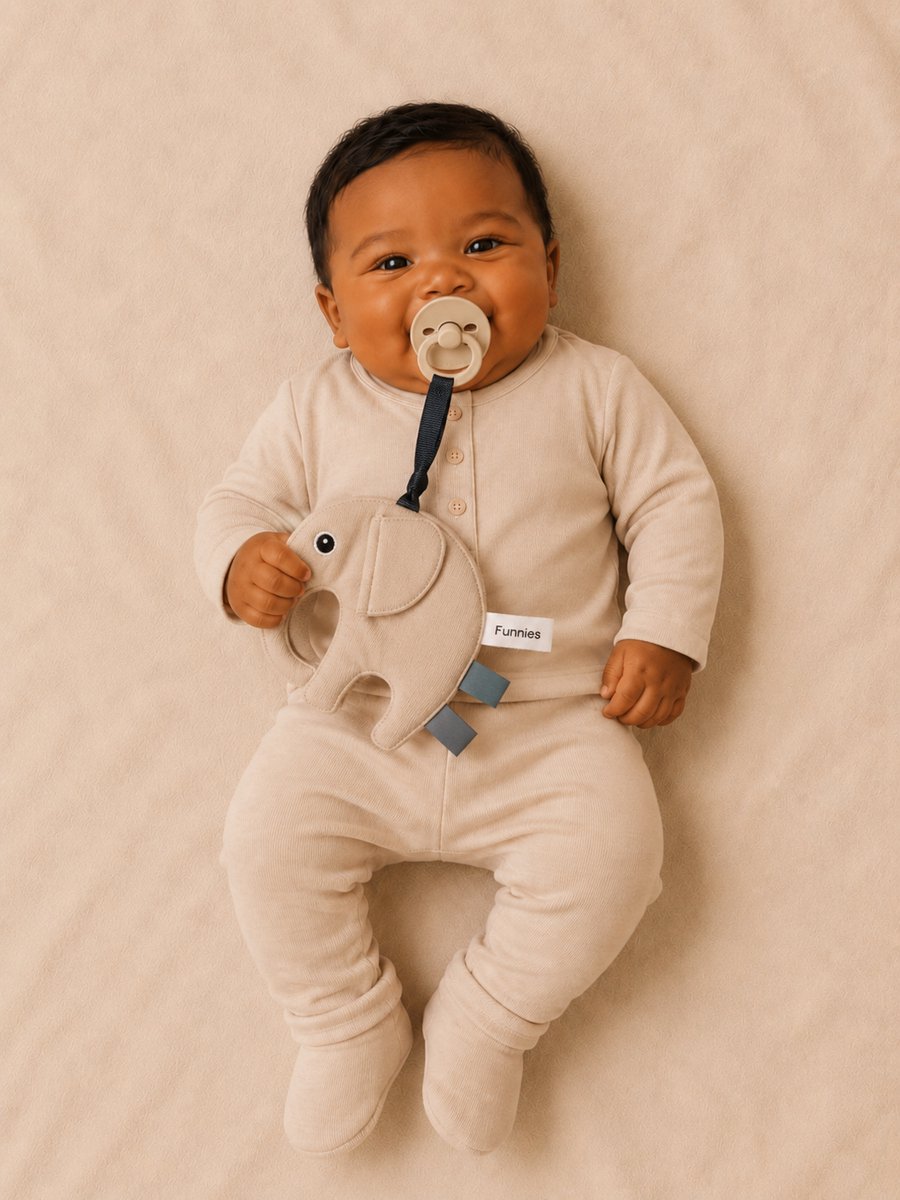 Blijeitje - Luxe 8-delige babycadeauset Beige – Kraamcadeau Unisex - Babyshower & Gender Reveal Cadeau Giftset – Tutpop ollie, Konijn Rammelaar, Babymutsje, Shirtje, Broekje, Slabbetje & Slofjes - Neutraal Schaap Design – foto 6