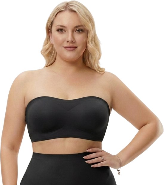 Een volle vrouw draagt een zwarte, strapless beugel-bh zonder bandjes. De beha heeft een sweetheart-halslijn en voorgevormde cups.