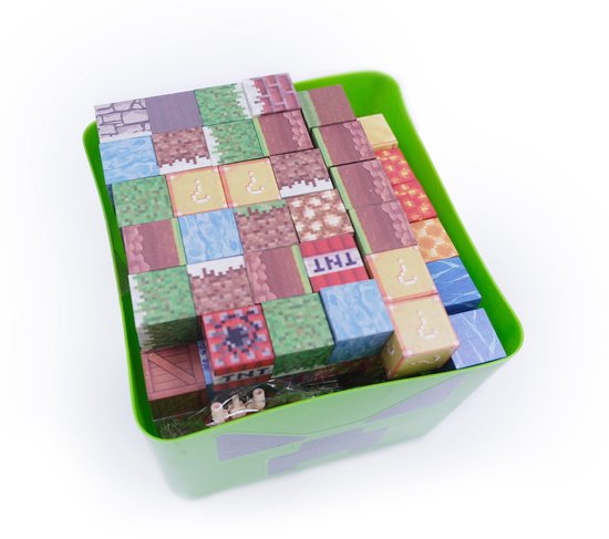 Groene creeper-doos gevuld met diverse Minecraft blokjes, deels in plastic.