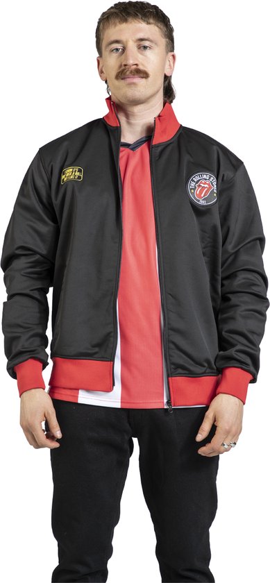 Man met zwarte trackjacket met rode accenten, draagt rood-wit gestreept shirt.
