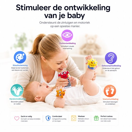Baby speelt met rode en gele rammelaars aan polsjes, moeder kijkt toe. Rammelaars aan gestreepte sokjes.