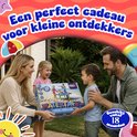 Een gezin dat een KidzKraze watertafel uitpakt. Een vader geeft de doos aan zijn zoon. Moeder en dochter kijken toe. Tekst: "Een perfect cadeau voor kleine ontdekkers".