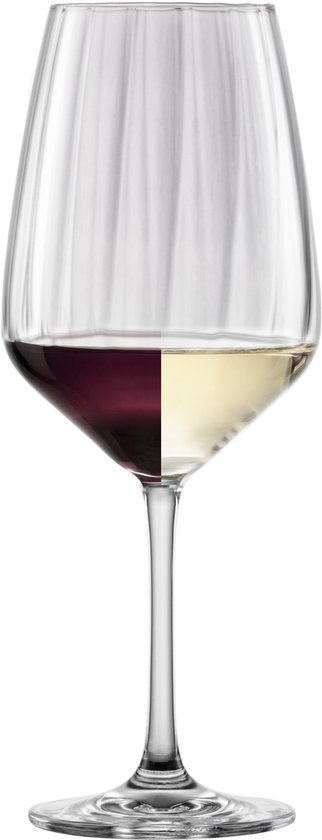 Un verre à vin rempli de vin rouge d'un côté et de vin blanc de l'autre.