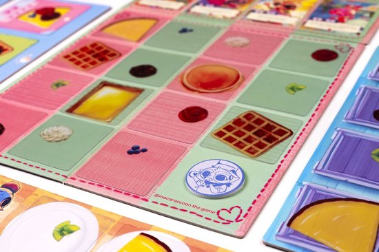 Dichtbij van een bordspel met tegels van wafels, gebak en fruit op een speelveld.