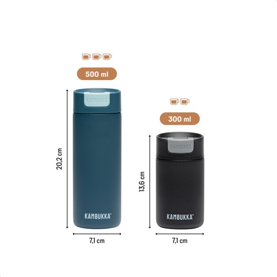 Blauwe Kambukka thermosbeker van 500 ml naast een zwarte van 300 ml. Afmetingen getoond.