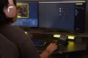 Streamer aan het werk, met twee monitoren waarop streaming software draait, en de Hercules Stream controller op het bureau.