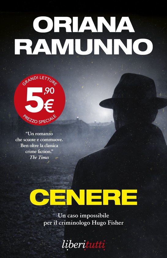 Boekcover met de titel "Cenere" van Oriana Ramunno. Een man in een hoed staat op een donkere, mistige achtergrond. Een rode cirkel met "5€ PREZZO SPECIALE".