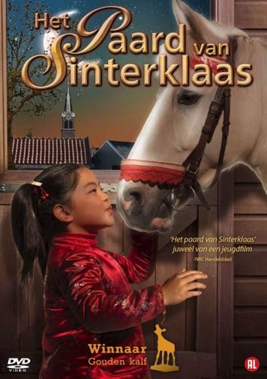 Meisje in rood Sinterklaas kostuum kijkt naar wit paard. Winnaar Gouden kalf.
