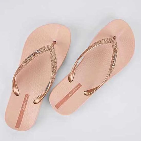 Lichtroze Ipanema slippers met rosé gouden glitterbandjes.