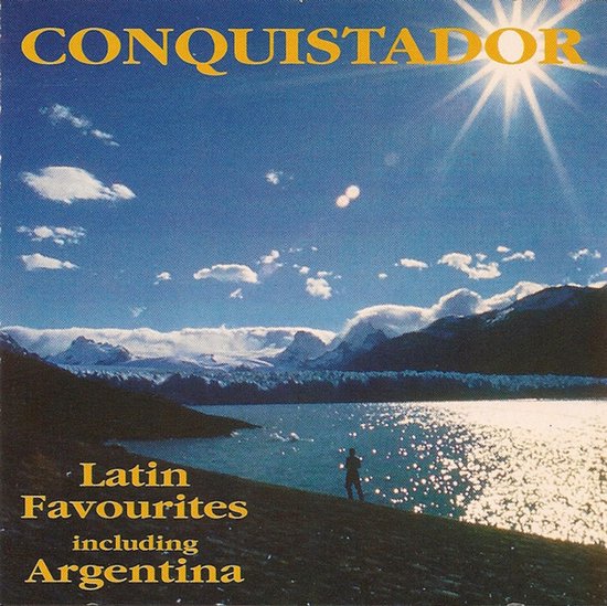 Conquistador Latin Favourites, met een persoon die naar een bergachtig landschap kijkt, met zonlicht op het water.