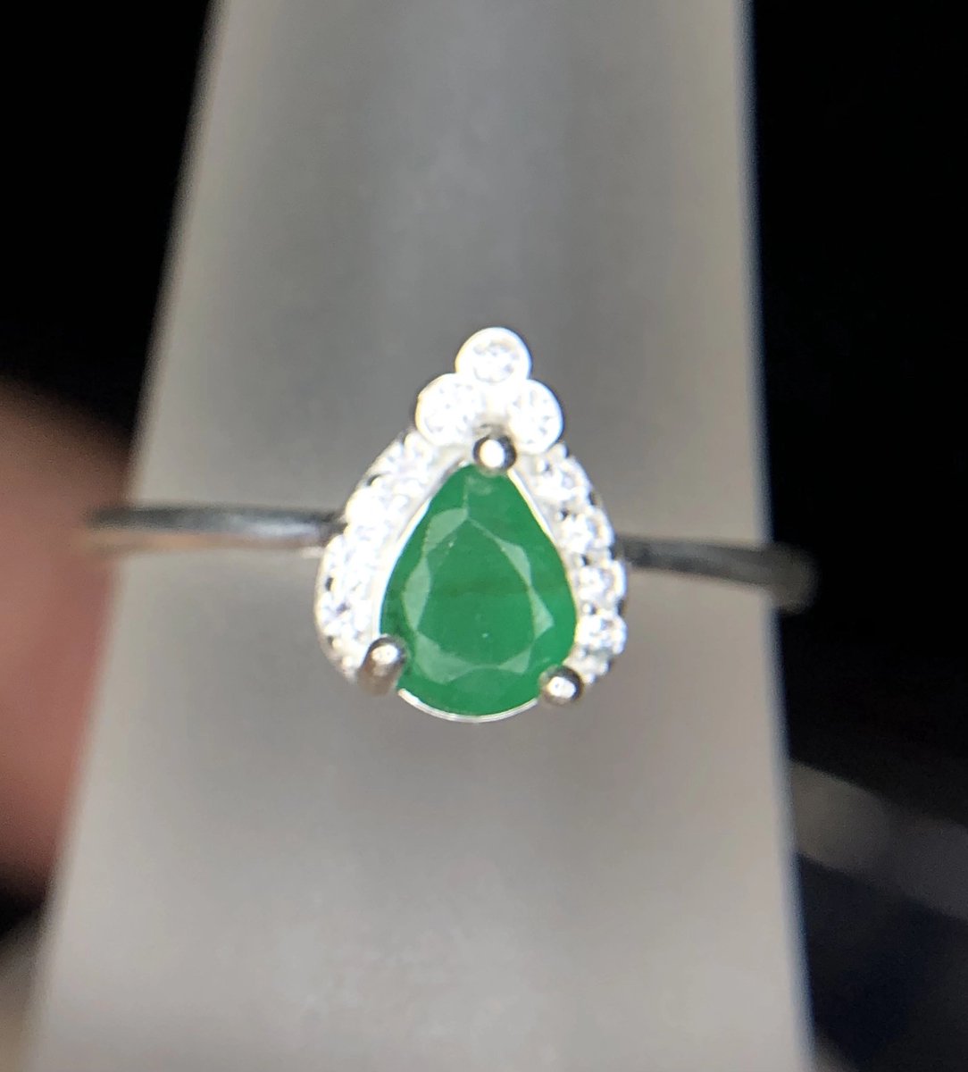 925 Sterling Zilveren Ring met Groene Smaragdlook Steen - Halo Damesring - Ringmaat 8 - Elegant Cadeau voor Haar