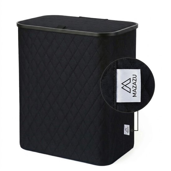 Zwarte gewatteerde MAZAZU wasmand met deksel. Een label met MAZAZU logo is zichtbaar.