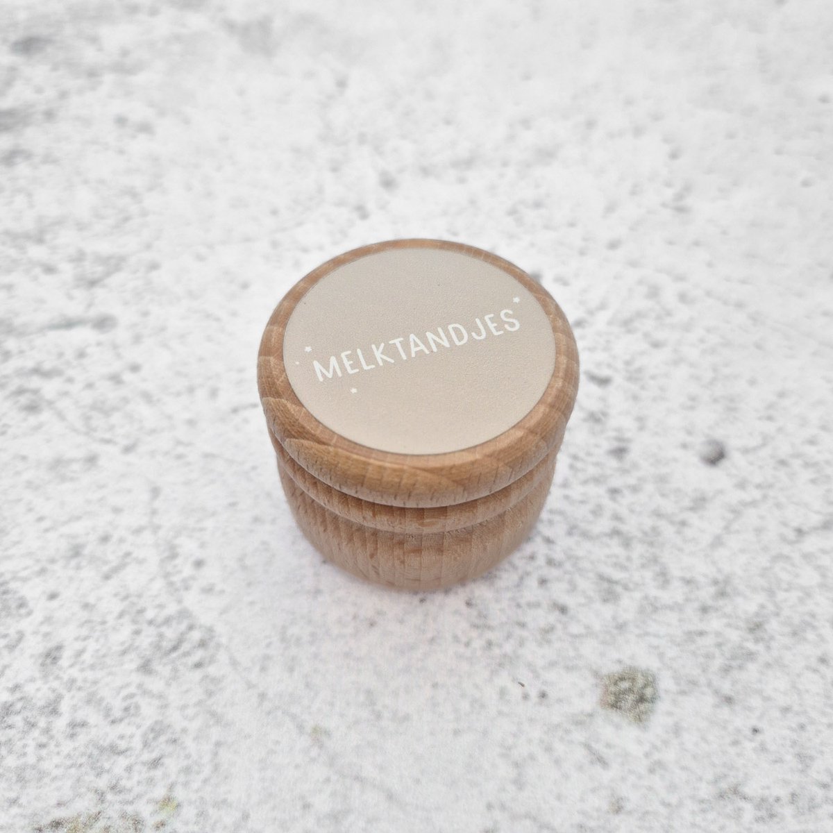 Fien & Feau - Tandendoosje - Hout - Melktandjes - Zand/Nude - opdruk: sticker