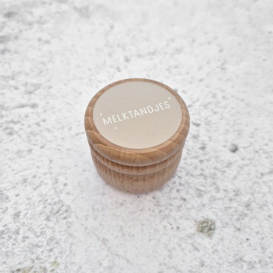Houten bewaardoosje voor melktandjes met beige deksel en opdruk.
