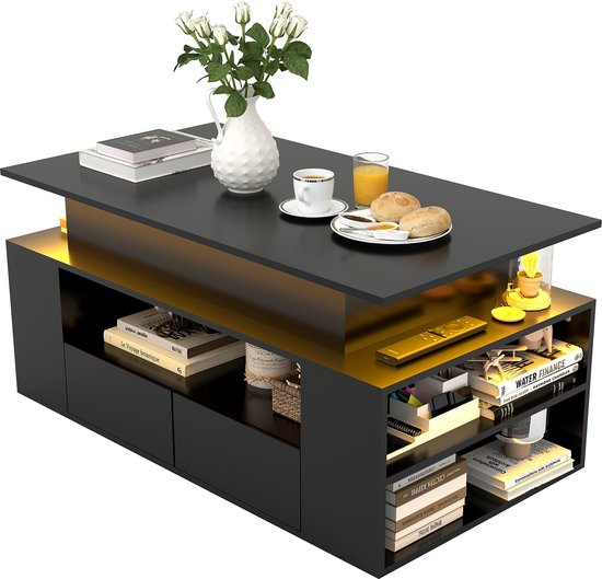 Zwarte salontafel met lift-bureau, met witte bloemen, ontbijt en goudkleurige afstandsbediening.