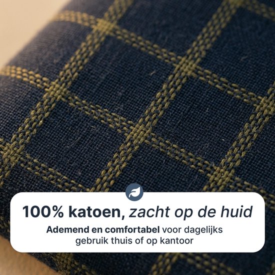 Close-up van een donkerblauwe katoenen zakdoek met een subtiel ruitpatroon in okergeel.
