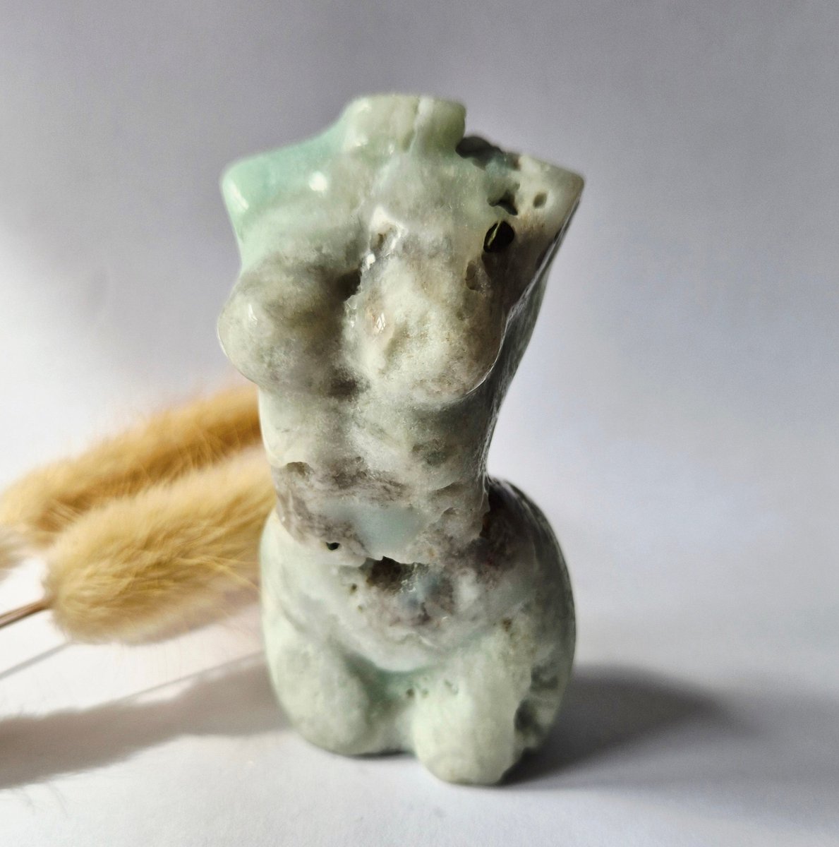 Moonlight Gemstones Caribbean Calciet vrouwenbeeldje 8 cm (#19) – handgeslepen edelsteen goddess carving Groen
