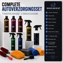 Een complete auto-verzorgingsset met zeven reinigingsmiddelen in gekleurde flacons en zes accessoires, waaronder velgenborstels, washanden en microvezeldoeken.