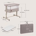 Afmetingen van beige co-sleeper, matras en transporttas.