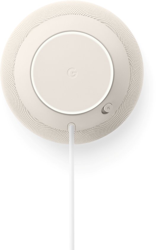 Google Home speaker in porselein met tekst op de onderkant en een witte kabel.