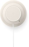 Google Home speaker in porselein met tekst op de onderkant en een witte kabel.
