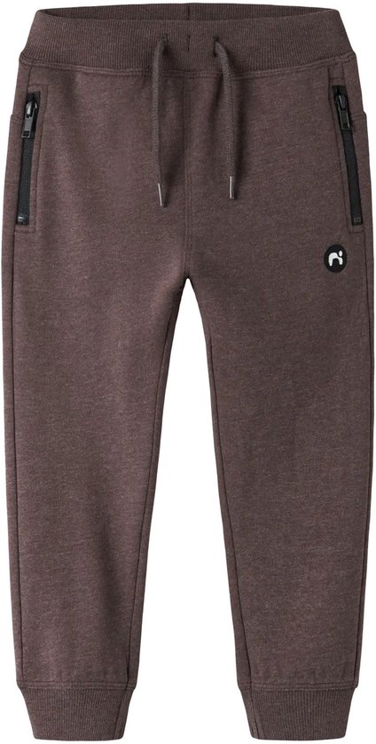 Bruine joggingbroek met een trekkoord, twee ritszakken aan de voorkant en een klein logo op de rechterpijp.