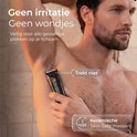 Man trimt oksel met zwarte Wellshave trimmer. Keramische skin-safe messen trekken niet.