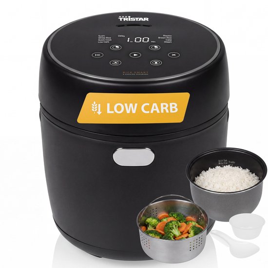 Zwarte Tristar rijstkoker met 'Low Carb' aanduiding, inclusief binnenpan met rijst en stoommandje met groenten.