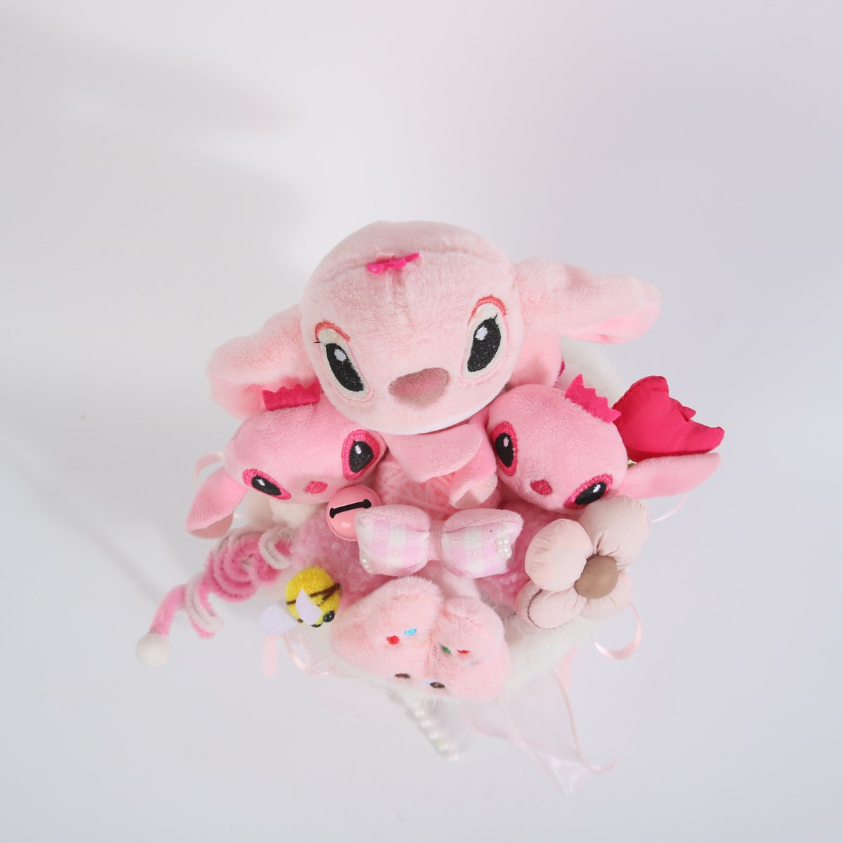 La Roselle Amsterdam Pink Alien Gift Box – Luxe Cadeaubox met Roze Alien Knuffel, Decoratieve Bloemen en Strik – Uniek Cadeau voor Meisjes en Fans