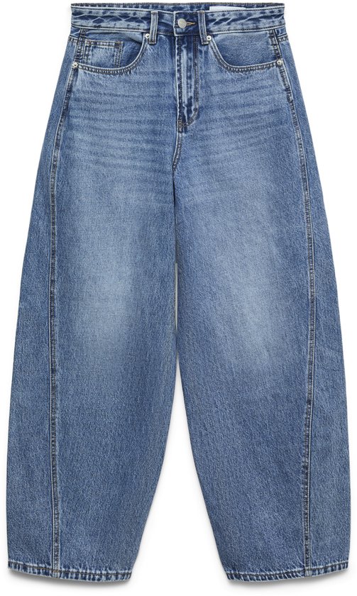 Een wijde, lichtblauwe jeans van denim, van voren gezien.