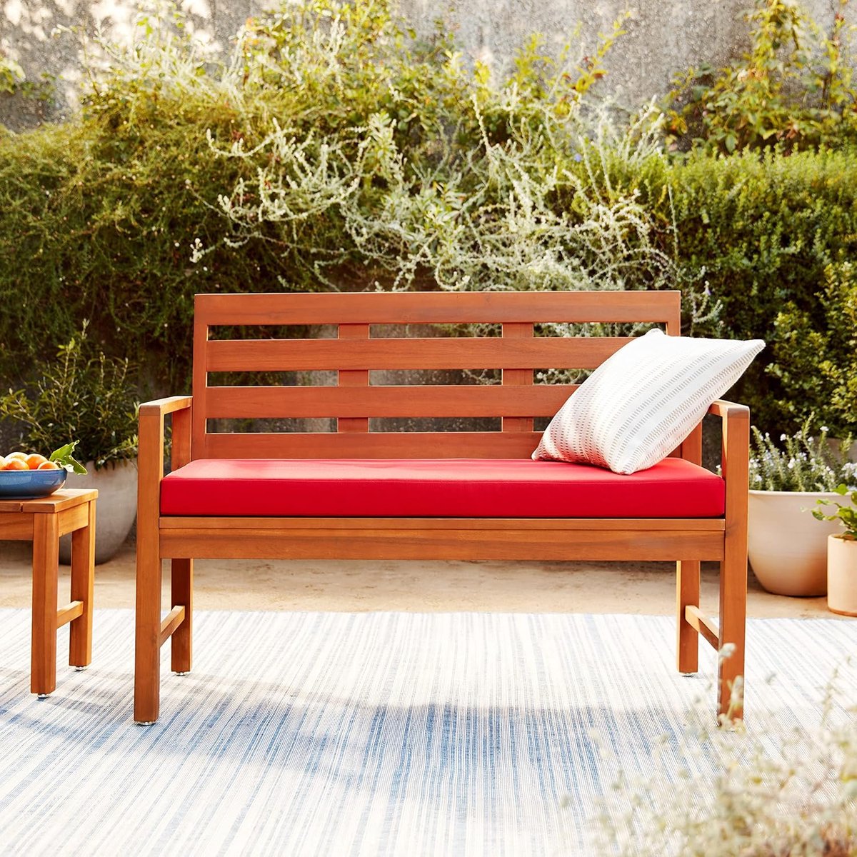 Outdoor Ligbank 119,9x52,6x85,1 cm Acaciahout met Rood Kussen – Weerbestendige Tuinbank voor Terras, Balkon en Veranda – Mobili Bella