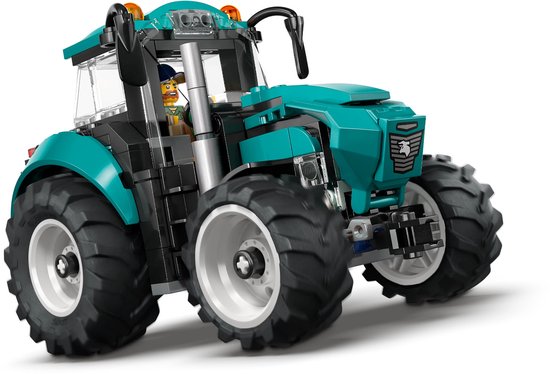 Felgroene tractor met grote banden, witte velgen, met minifiguur in de cabine.