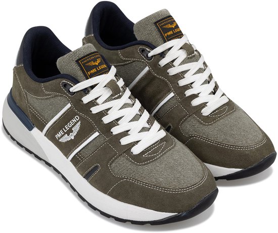 Paar groene PME Legend sneakers met witte veters, witte strepen en gele voering.