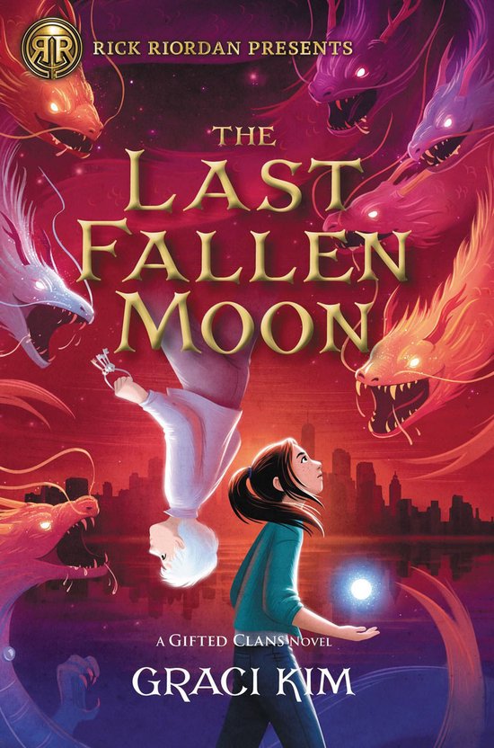 Een boek met de titel 'The Last Fallen Moon'. Een meisje kijkt omhoog naar draken die boven een stad cirkelen. Een jongen hangt ondersteboven.