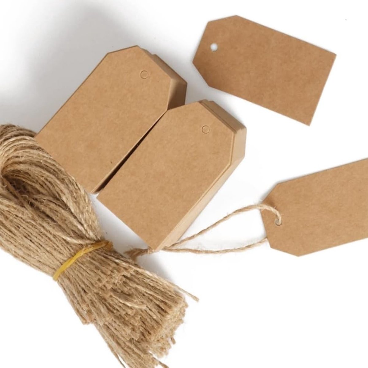 Dailygoods- Cadeauhangers 100 Stuks - Handgemaakte Etiketten - Kraftpapier - 7 x 4 cm - Etiketten voor Prijskaartjes - Jute Koord