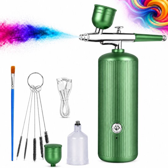 Groene draadloze airbrush set met accessoires: kwast, reinigingsborstels, USB-kabel en extra reservoir.