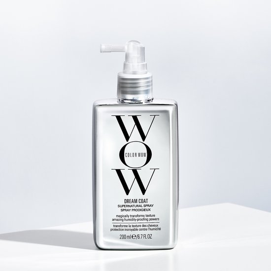 Glazen fles met WOW Dream Coat Supernatural Spray. De fles is doorzichtig met zwarte tekst.
