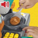 Close-up van Play-Doh hamburger in een koekenpan.