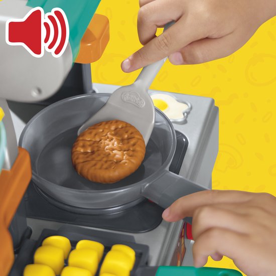 Close-up van Play-Doh hamburger in een koekenpan.