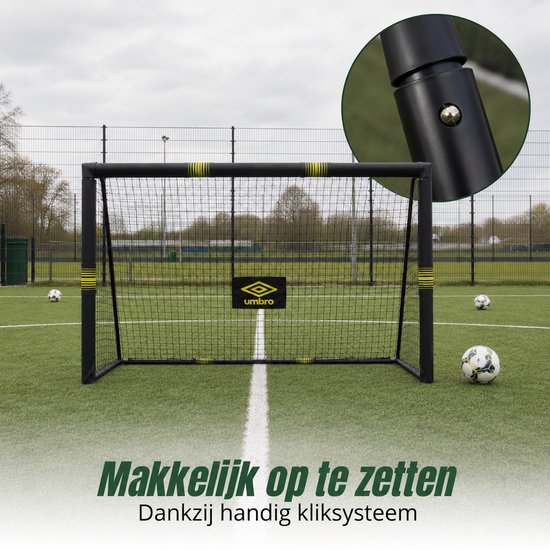 Zwart Umbro voetbaldoel met gele accenten op sportveld, kliksysteem.