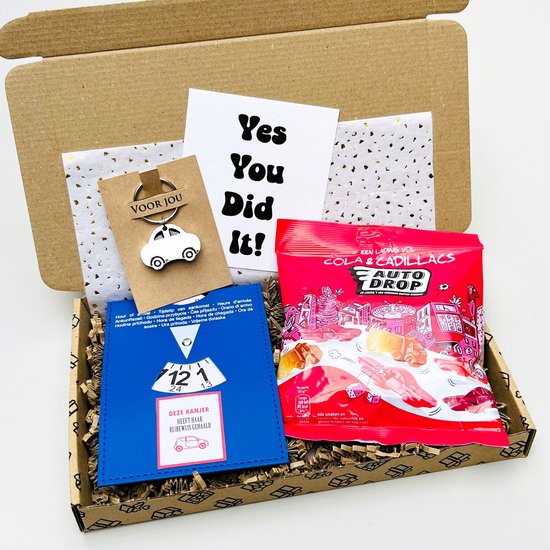 Gifts-verpakking met 'Yes You Did It!' kaart, sleutelhanger, parkeerkaart en snoep.