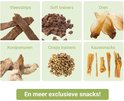 Zes vakken met hondensnacks: vleesstrips, soft en crispy trainers, oren, konijnenoren, kauwsnacks.